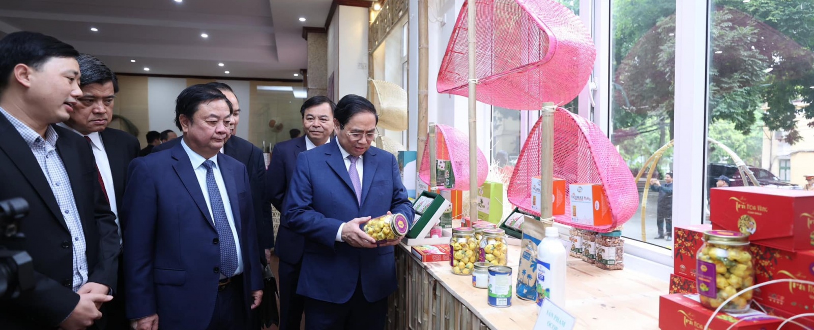 Thủ tướng Phạm Minh Chính tham quan gian hàng trà hoa vàng Vũ Gia